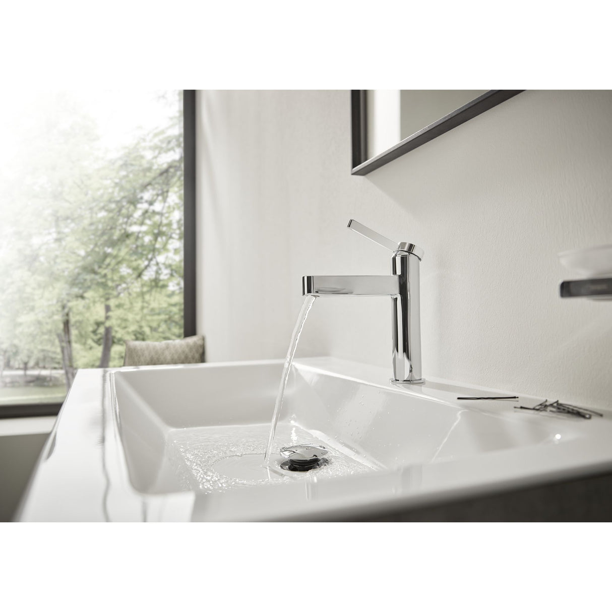 Mitigeur Grohe de lavabo, couleur chrome, robinet design moderne en action