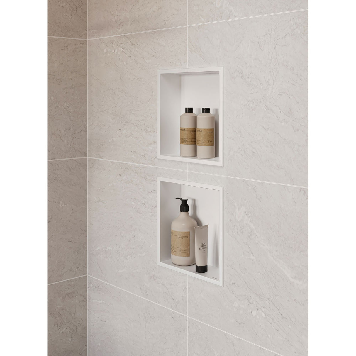 Niche de douche blanche de marque wedi, accessoire mural salle de bain, couleur blanche.