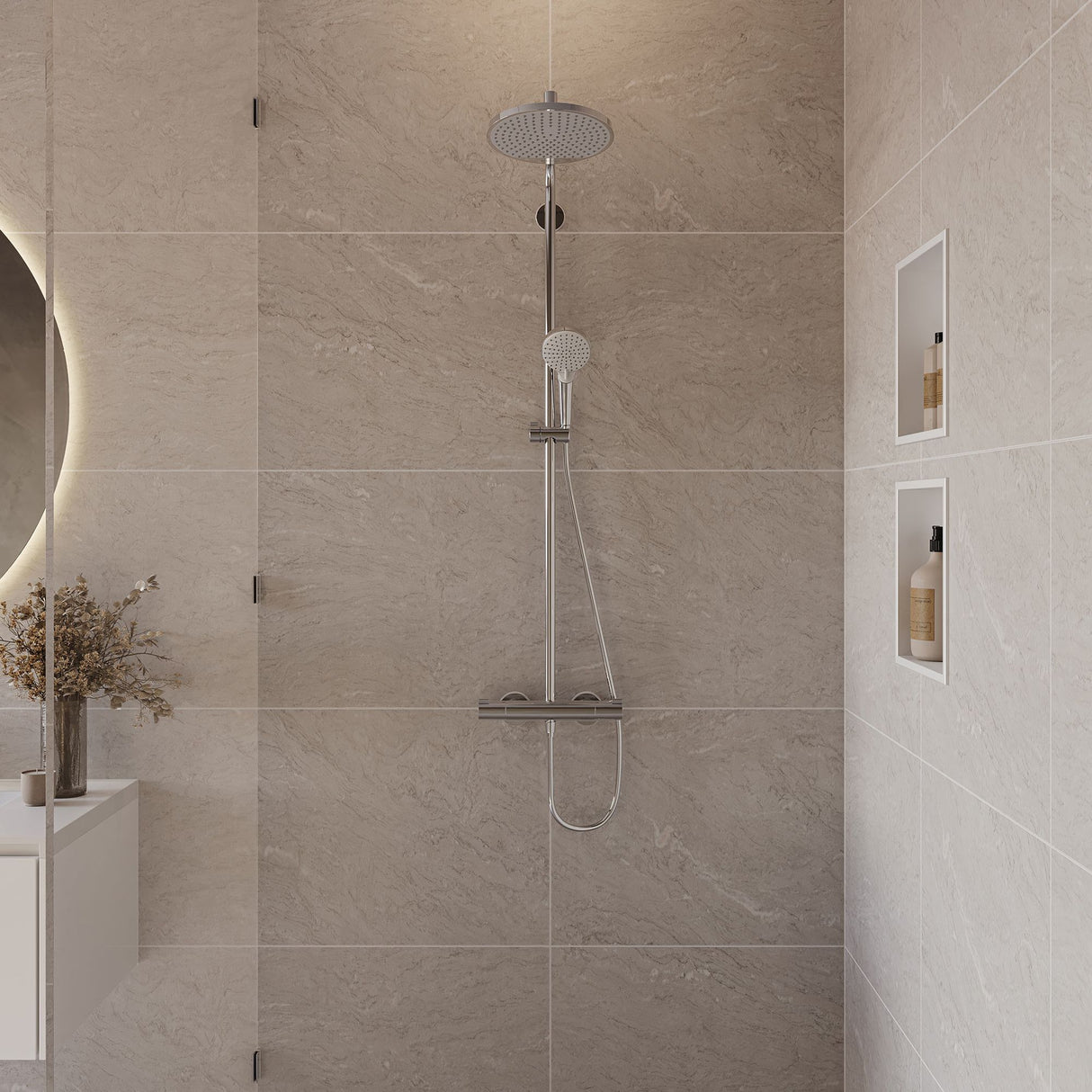 Colonne de douche Grohe, mitigeur thermostatique, couleur chromée, installée sur carrelage beige.