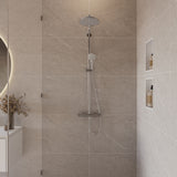 Colonne de douche Grohe, mitigeur thermostatique, couleur chromée, installée sur carrelage beige.