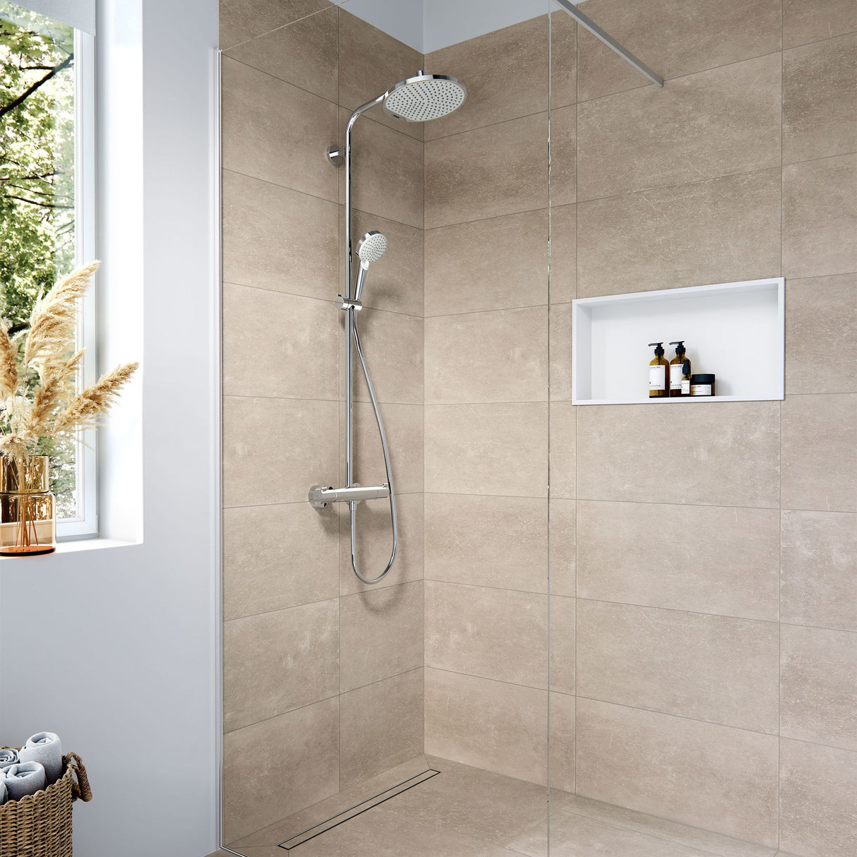 Douche Grohe, colonne de douche chromée, fond carrelé beige, salle de bain moderne