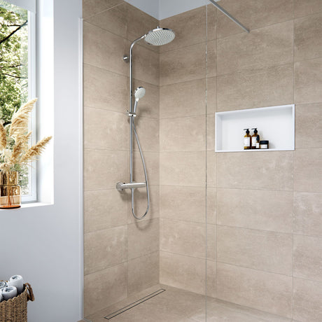 Douche Grohe, colonne de douche chromée, fond carrelé beige, salle de bain moderne