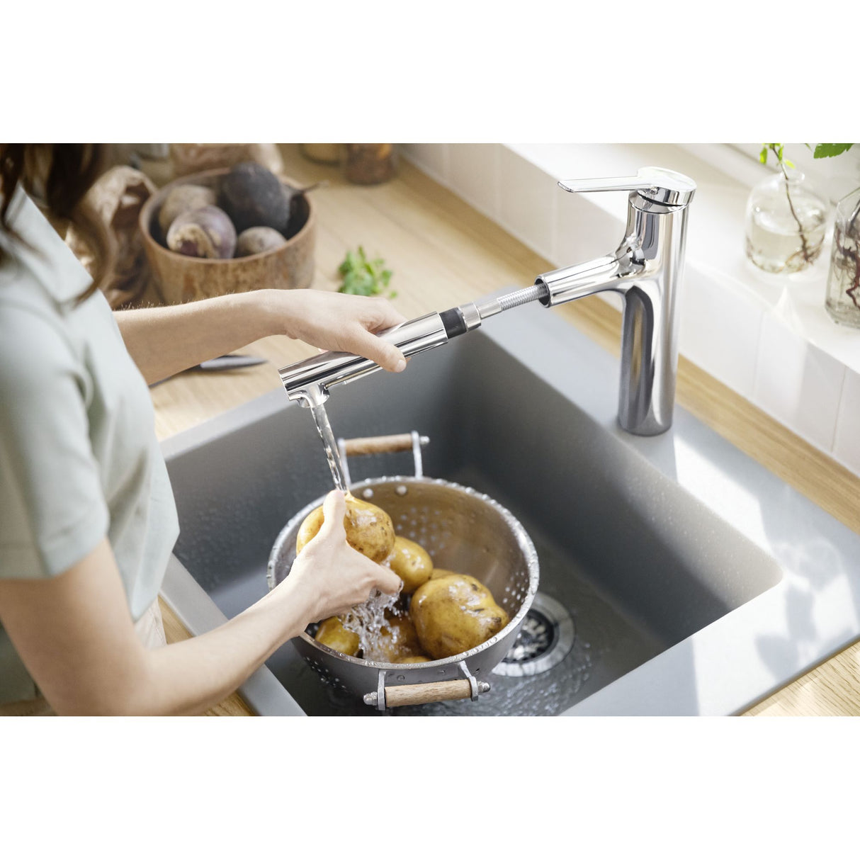Mitigeur cuisine Grohe chromé, robinet lavabo design, couleur argent, utilisation évier