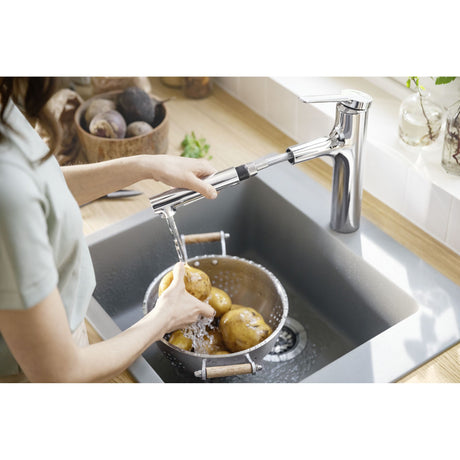 Mitigeur cuisine Grohe chromé, robinet lavabo design, couleur argent, utilisation évier