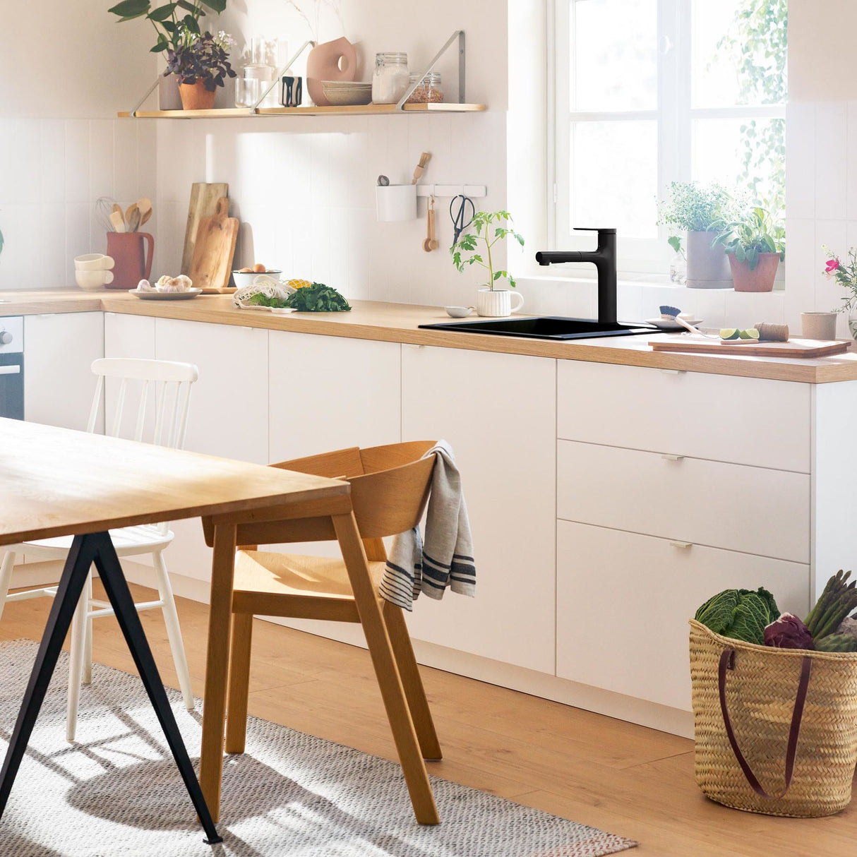 Robinet noir Grohe, mitigeur de cuisine moderne sur évier, dans une cuisine lumineuse