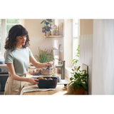 Mitigeur lavabo Grohe, robinet salle de bain chromé, femme utilisant robinet argenté.
