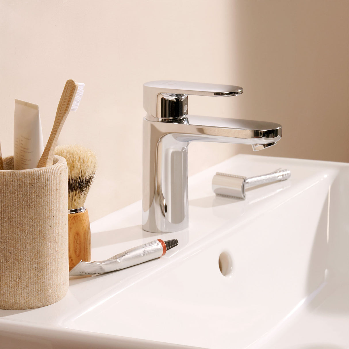 Mitigeur de lavabo Grohe, robinet salle de bain chromé, couleur argent, design moderne.