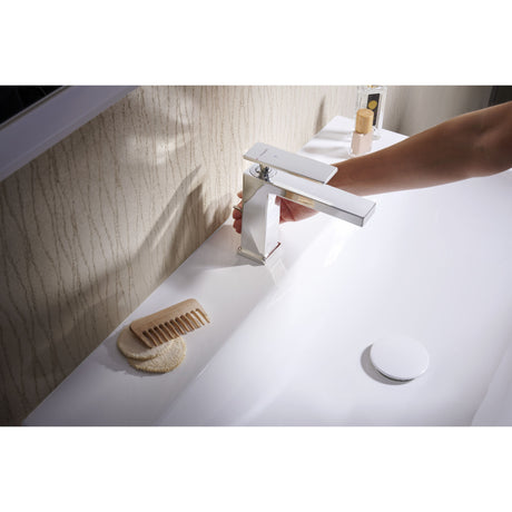 Mitigeur lavabo chromé Grohe, robinet salle de bain moderne couleur argentée.