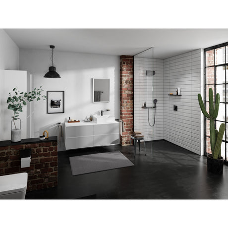 Salle de bain moderne avec douche Grohe, robinetterie noire, mobilier blanc.