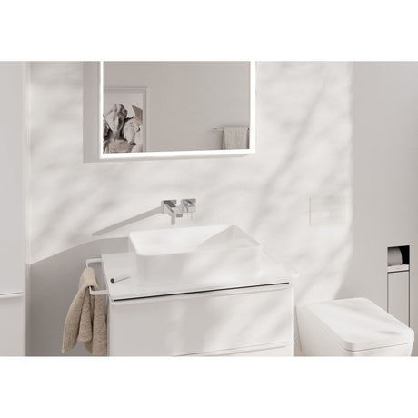 Meuble lavabo blanc Grohe, vasque carrée, style moderne, couleurs blanches, salle de bain.
