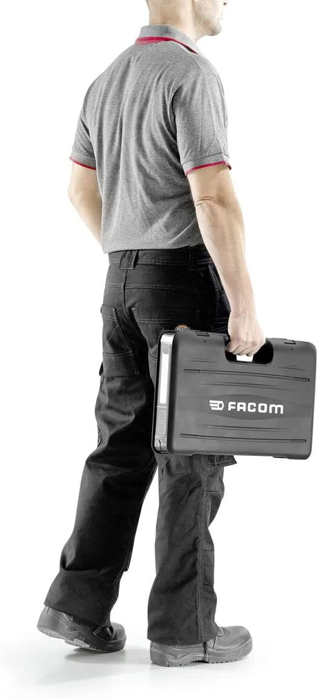 Homme portant une mallette à outils noire Facom, marque Facom, outillage professionnel