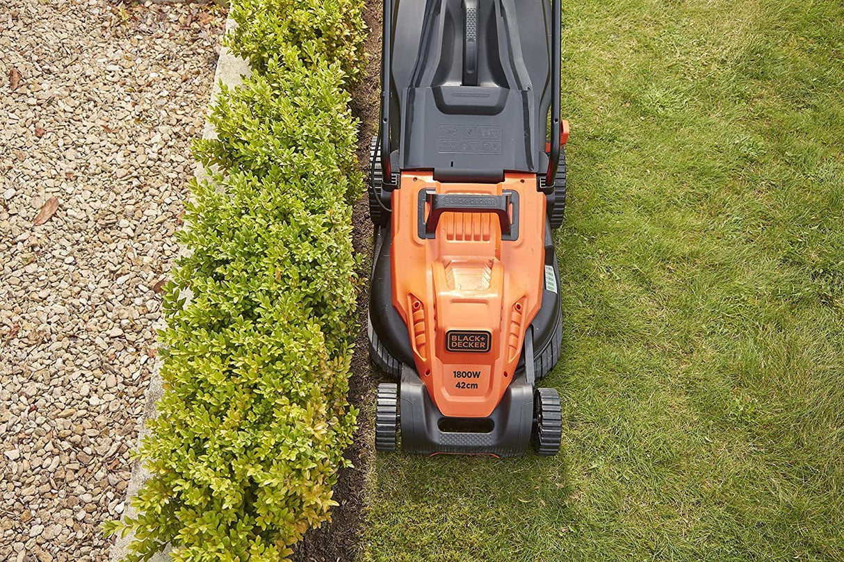 Tondeuse filaire BLACK+DECKER avec hauteur réglable, moteur 1800W, lame de 42cm pour coupe de pelouse.