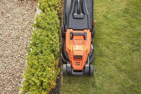 Tondeuse filaire BLACK+DECKER avec hauteur réglable, moteur 1800W, lame de 42cm pour coupe de pelouse.
