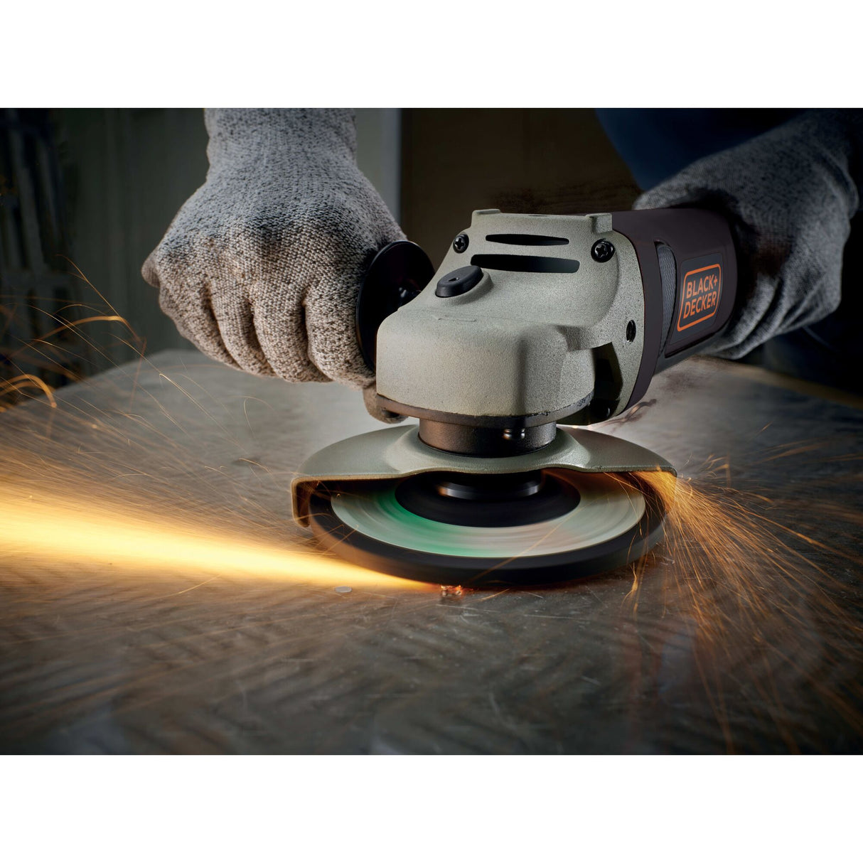 Meuleuse d’angle Black+Decker noire et grise en action, étincelles visibles.