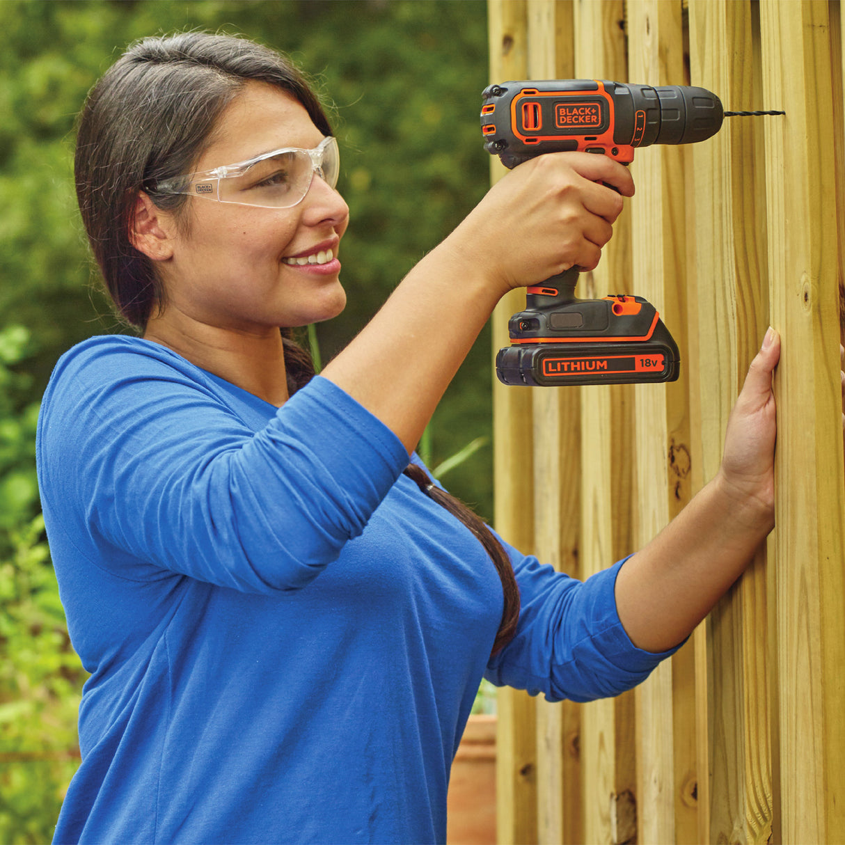 Perceuse sans fil Black+Decker, couleur noire et orange, utilisée pour le bois.
