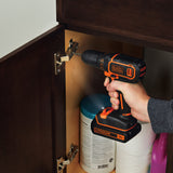 Perceuse-visseuse sans fil BLACK+DECKER 12V avec 2 batteries 1,5Ah et 100 accessoires, outil électrique pratique.