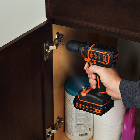 Perceuse-visseuse sans fil BLACK+DECKER 12V avec 2 batteries 1,5Ah et 100 accessoires, outil électrique pratique.