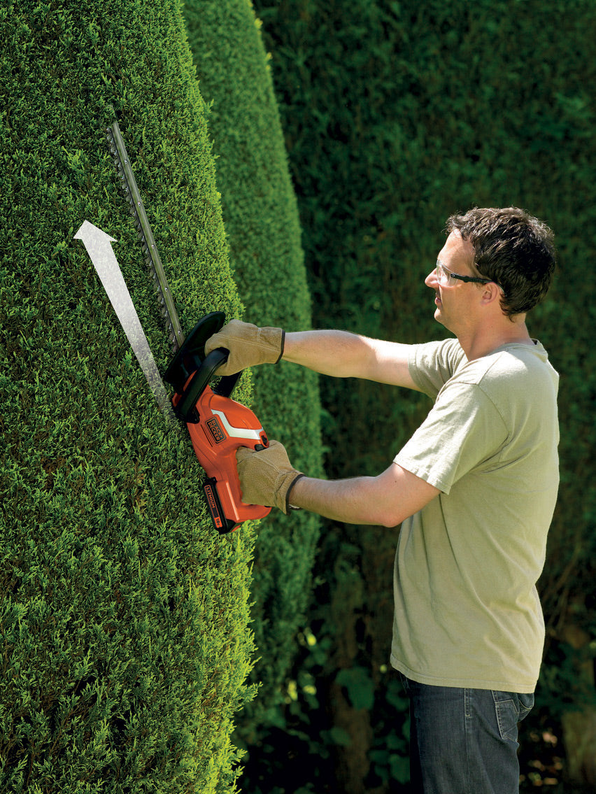 Taille-haies sans fil BLACK+DECKER 45cm 18V 2Ah avec garde transparente, coupe nette, poignée ergonomique.