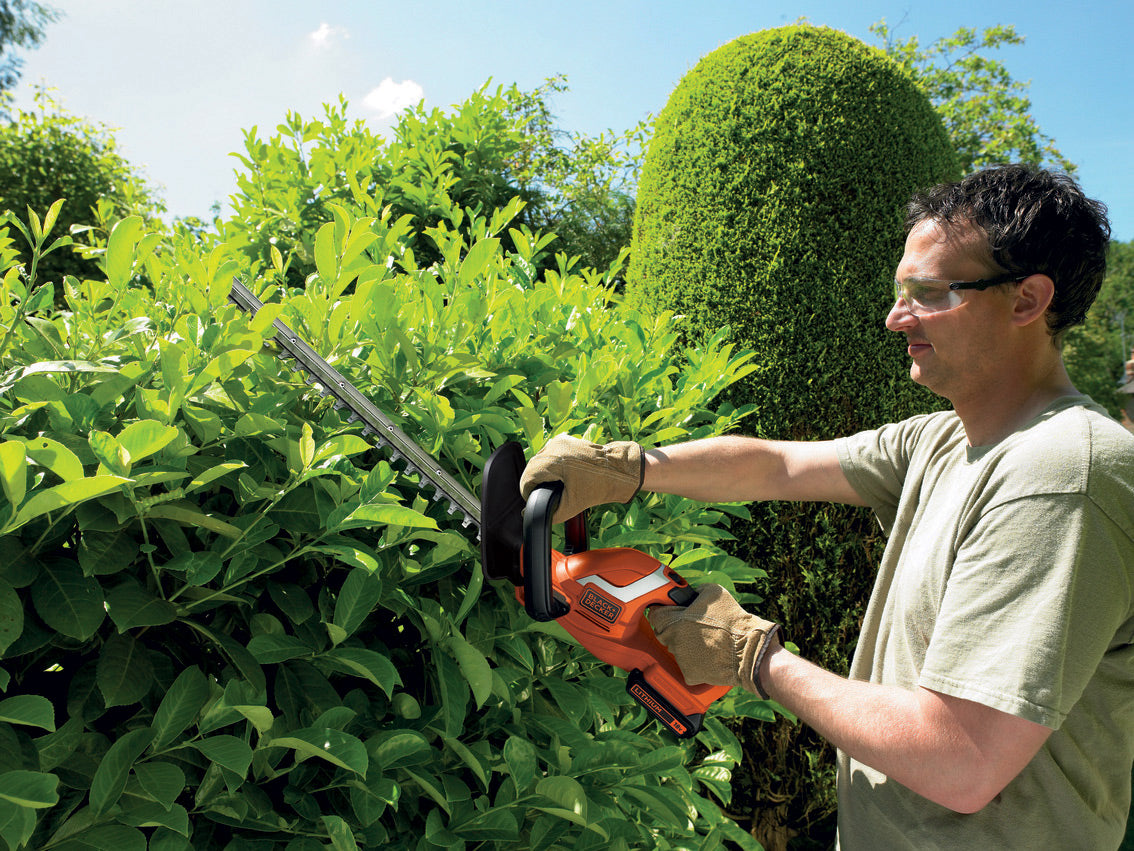 Taille-haies sans fil BLACK+DECKER 45cm 18V 2Ah avec garde transparente, lame en acier pour couper les haies.