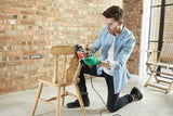 Ponceuse électrique Black+Decker orange, outil de bricolage pour bois, utilisée sur une chaise