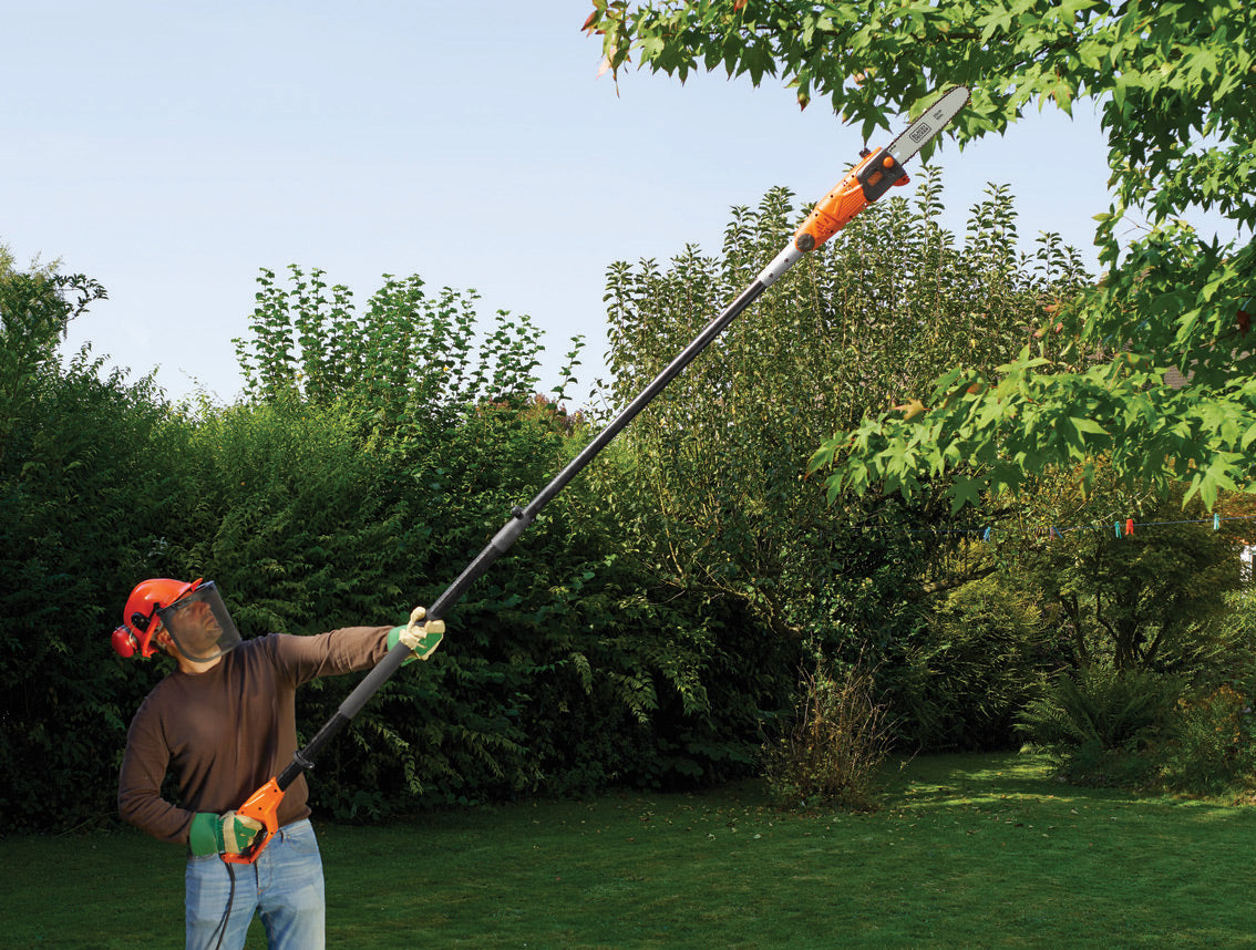 Élagueuse télescopique Black & Decker orange et noire, outil de jardinage pour tailler les branches en hauteur