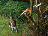 Élagueuse télescopique Black+Decker orange utilisée pour couper des branches d'arbre.