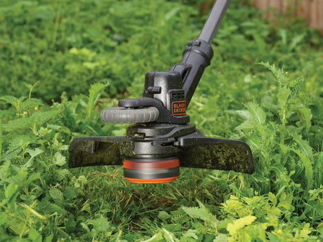 Coupe-bordures BLACK+DECKER noir, outil électrique de jardin sur herbe verte