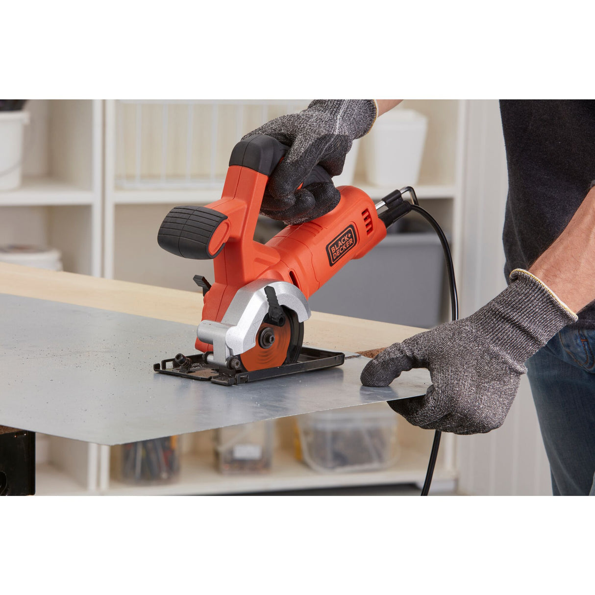 Mini scie circulaire BLACK+DECKER de 85 mm, filaire, 400W, avec lame pour coupe précise, modèle BES510K-QS