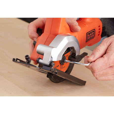 Mini scie circulaire filaire BLACK+DECKER de 85 mm, 400W, 3600 trs/mn, idéale pour coupe précise et rapide.