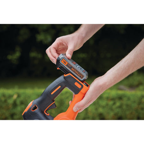 Perceuse AEG sans fil, couleur noire et orange, avec batterie lithium 18V.
