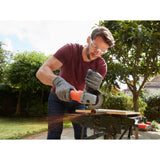 Meuleuse d'angle Black+Decker, outillage électroportatif, couleur orange, en action.