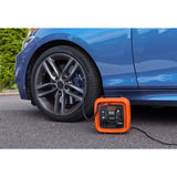 Gonfleur électrique BLACK+DECKER ASI400-XJ avec compresseur filaire, affichage de 11 bars et 160 PSI pour pneus et sports.