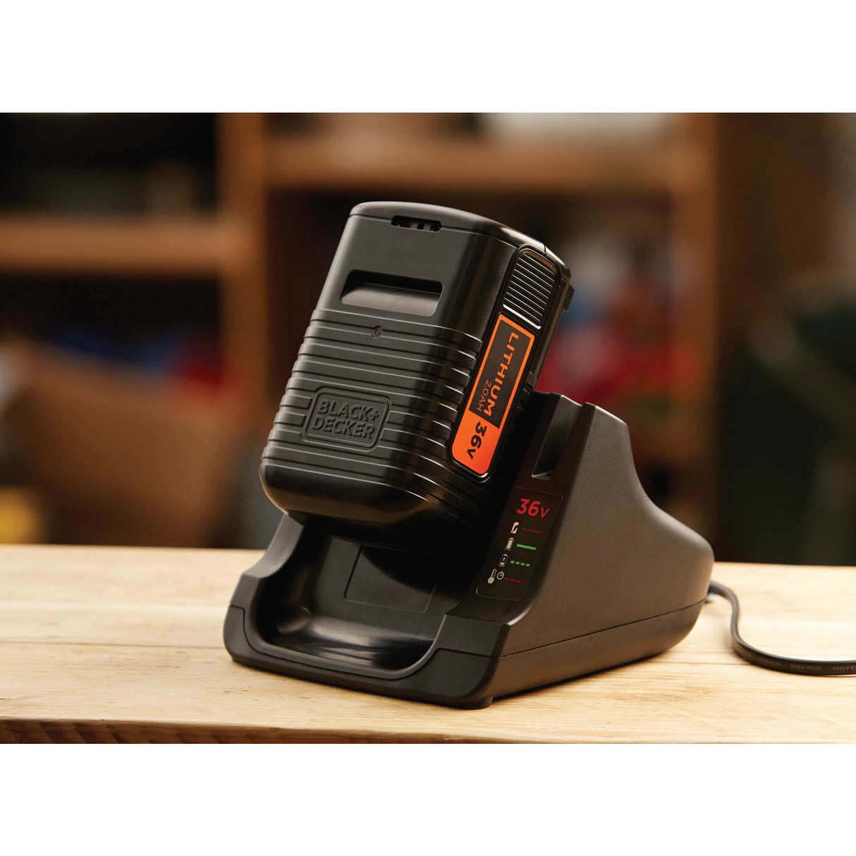 Batterie lithium noire BLACK+DECKER 36V sur chargeur, outil électroportatif.