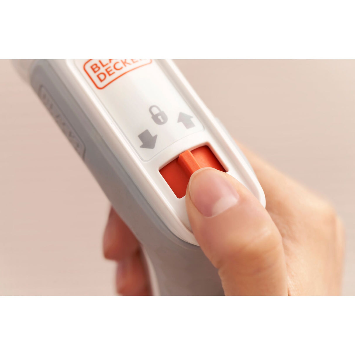 Tournevis électrique universel BLACK+DECKER HEXDRIVER 3,6V, 1,5Ah, avec mandrin et accessoires visibles.