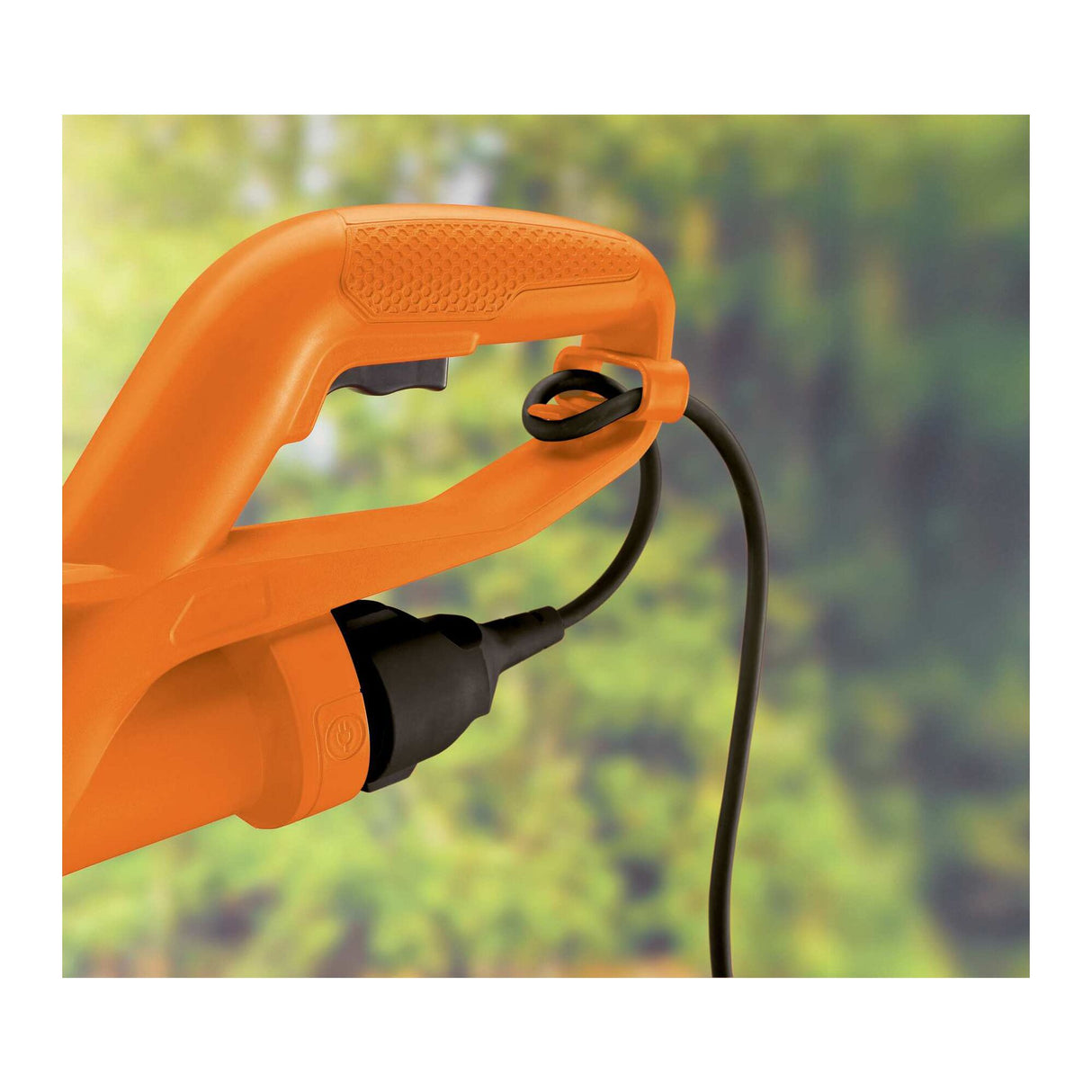Poignée orange de coupe-bordure Black+Decker, outil électrique de jardin.