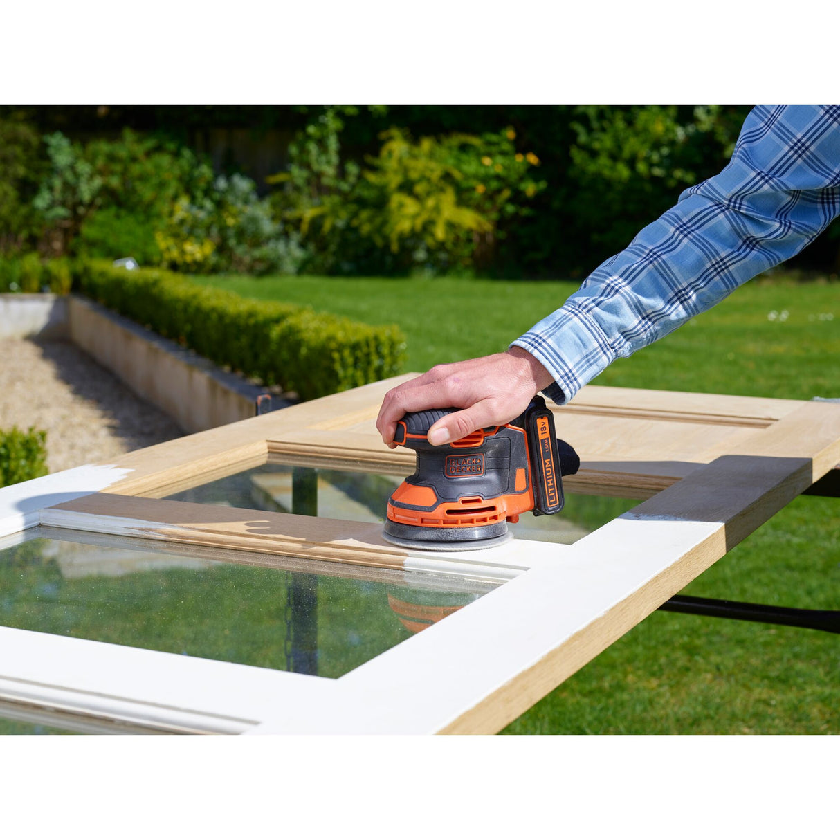 Ponceuse excentrique sans fil BLACK+DECKER 18V, sans batterie, avec plateau de ponçage et poignée ergonomique.