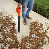 Souffleur Black+Decker, outil de jardin orange et noir, utilisé pour nettoyer les feuilles.