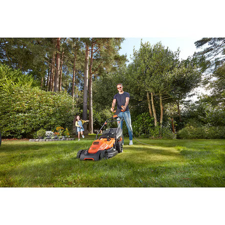 Tondeuse filaire BLACK+DECKER EASYSTEER avec lame de 42 cm et moteur 1800 W pour coupe facile et efficace.