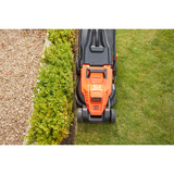 Tondeuse filaire BLACK+DECKER EASYSTEER de 42 cm avec moteur universel 1800 W, lame en action sur une pelouse.