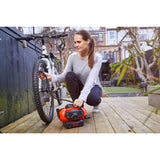 Compresseur Black+Decker portable orange pour pneus de vélo, utilisé en extérieur