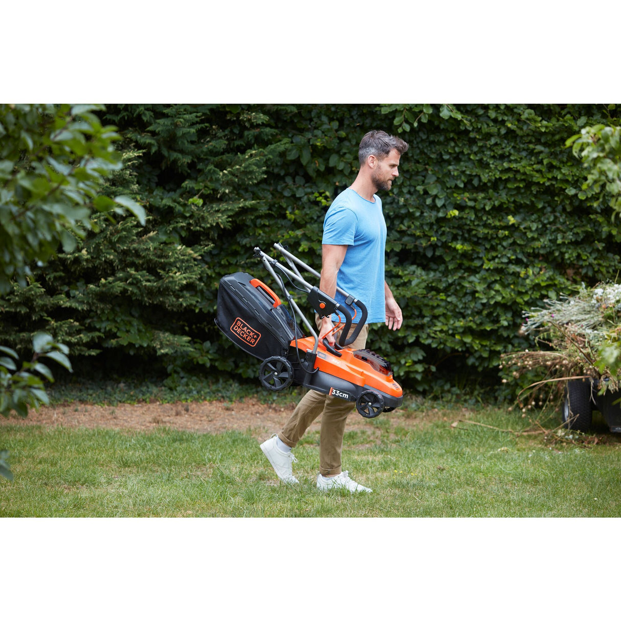 Tondeuse sans fil BLACK+DECKER 33cm 36V avec batterie 2,5Ah, idéale pour couper la pelouse extérieure.
