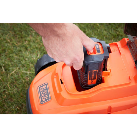 Tondeuse sans fil BLACK+DECKER 33cm 36V avec une batterie 2,5Ah, idéale pour l'entretien du jardin.