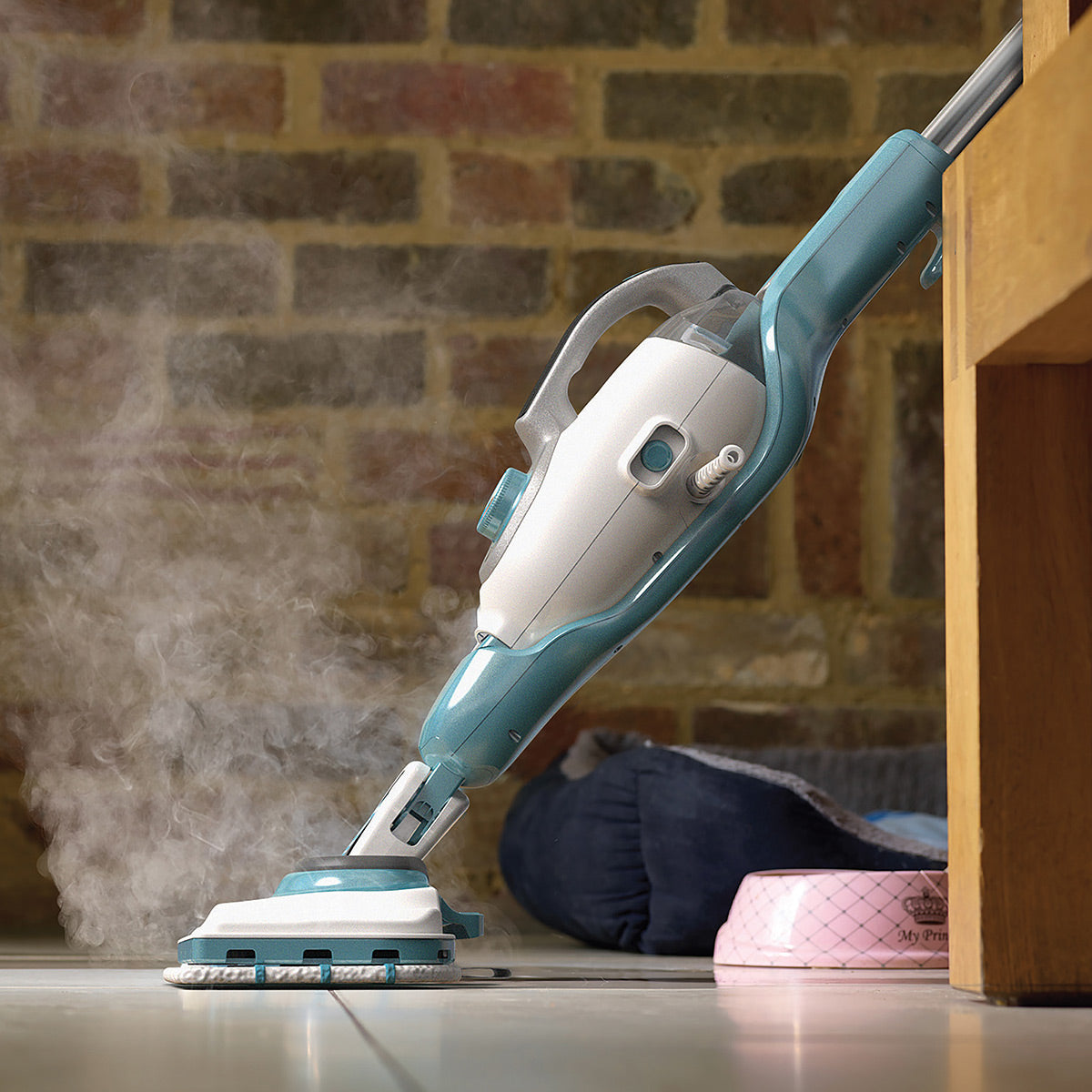 Nettoyeur vapeur Black+Decker balai, blanc et turquoise, en usage sur carrelage