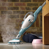 Nettoyeur vapeur Black+Decker balai, blanc et turquoise, en usage sur carrelage
