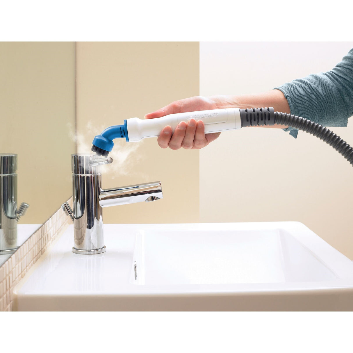 Nettoyeur vapeur Karcher, blanc et bleu, utilisé pour nettoyer un robinet chromé.