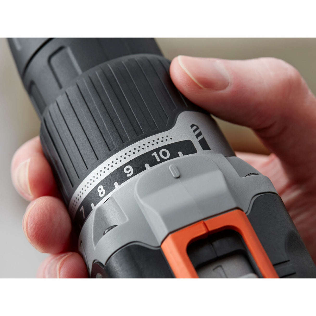 Perceuse à percussion BLACK+DECKER 18V avec 2 batteries 1.5Ah, 10 accessoires et sac souple, outil de bricolage.