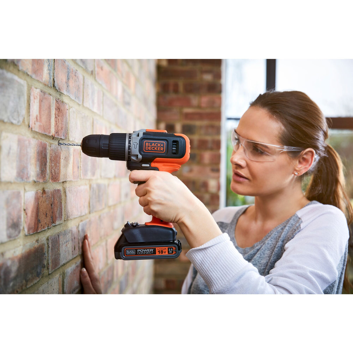 Perceuse à percussion BLACK+DECKER 18V avec 2 batteries 1.5Ah, 10 accessoires et sac souple, outil de bricolage polyvalent