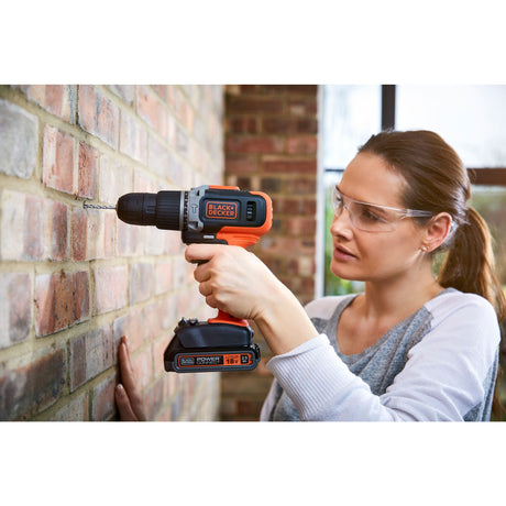 Perceuse à percussion BLACK+DECKER 18V avec 2 batteries 1.5Ah, 10 accessoires et sac souple, outil de bricolage polyvalent