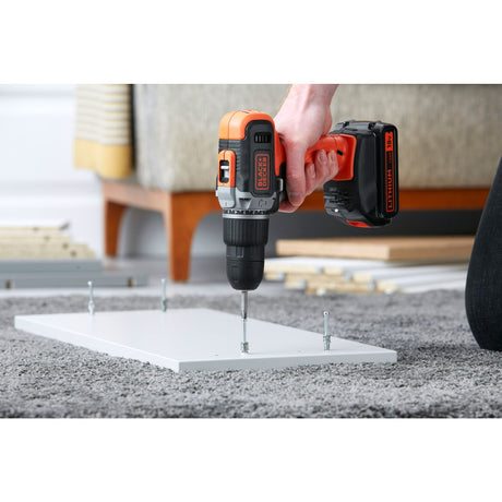 Perceuse à percussion BLACK+DECKER 18V avec 2 batteries 1,5Ah, 10 accessoires et sac souple, outil de bricolage robuste.