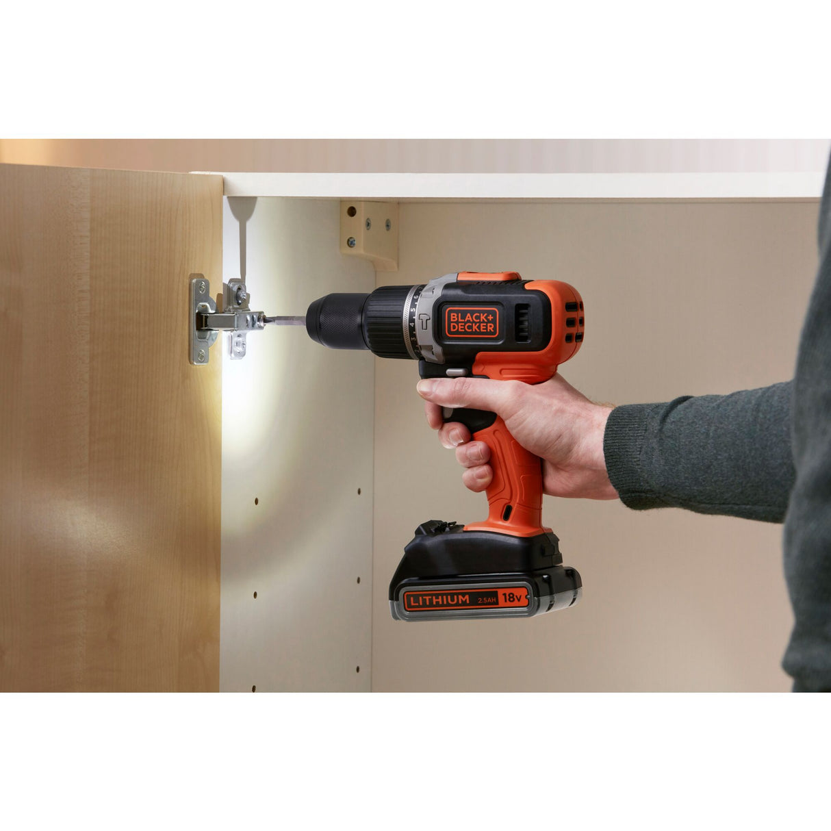 Perceuse à percussion BLACK+DECKER 18V avec 2 batteries 1,5Ah, 10 accessoires et sac souple, outil électrique robuste.